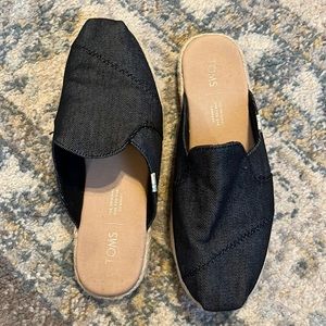 Toms: black mules